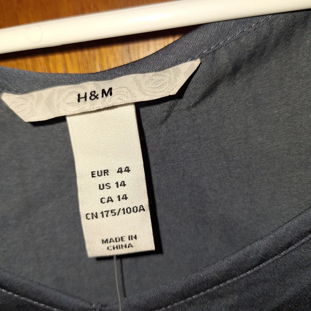 H&M Blue Silky Pullover Oversized Dress Ladies 14 NWT Blue V-Neck Short Sleeves - Picture 2 of 5